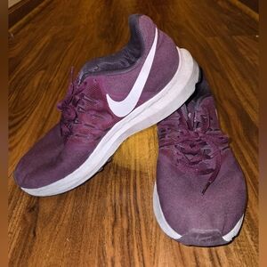 Nike Women's Run Swift Burgendy Shoes, Size 10